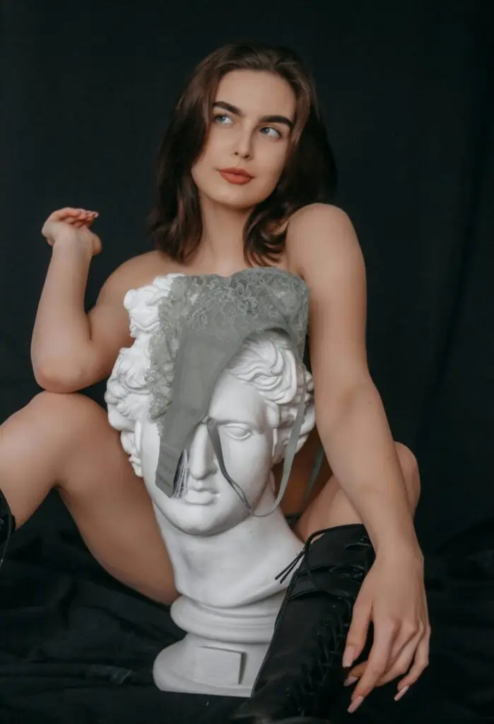 OnlyFans Model mit Statue